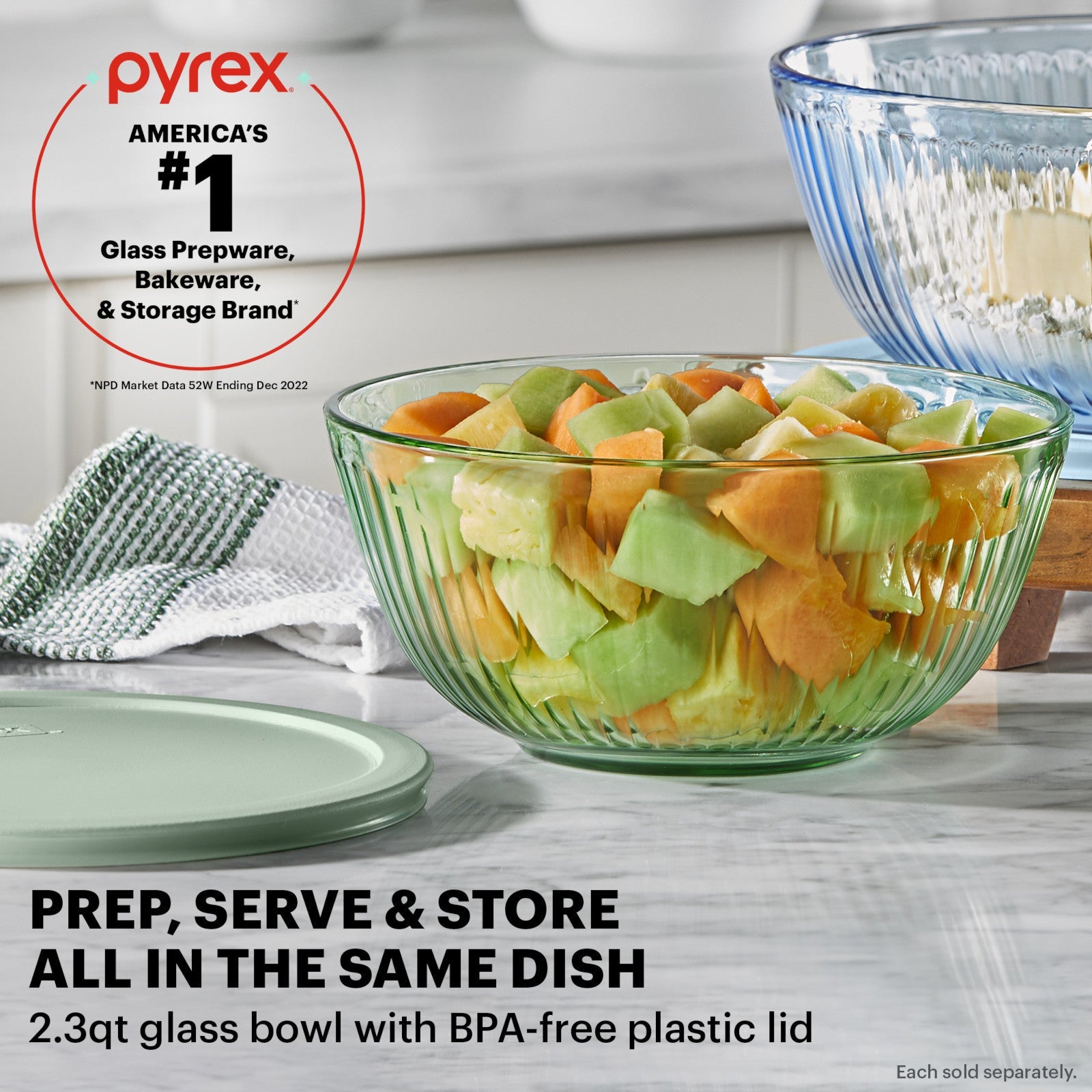 Pyrex® Colors Sculpted Tinted 2.3-quart Mixing Bowl with Lid, Green - Image 2